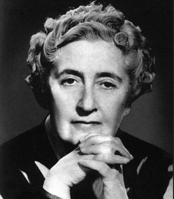 Photographie en noir et blanc d'Agatha Christie (source Torre Abbey)